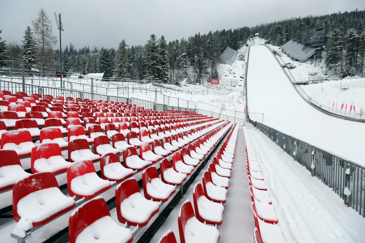 Przed nami weekend ze skokami narciarskimi na Wielkiej Krokwi w Zakopanem. Zawody od lat przyciągają tysiące kibiców zakochanych w naszych skoczkach, ale też w dyscyplinie sportu, bo Polska skoki ciągle kocha - mimo słabszych wyników Biało-Czerwonych. Niebawem minie pięć lat od ostatniego polskiego zwycięstwa na Wielkiej Krokwi. Teraz marzeniem wydaje się jakiekolwiek miejsce na podium.