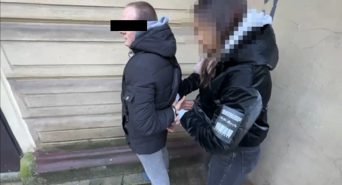 Licząc na wielki łup, 34-letni recydywista tuż przed Bożym Narodzeniem włamał się do kościelnego kiosku w Warszawie. Choć mężczyzna finalnie ukradł opłatek i 30 zł, swoim działaniem spowodował straty na sumę kilkuset złotych.