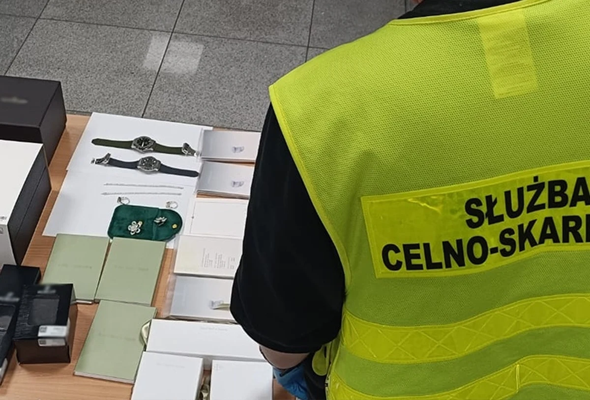 Około 1,1 mln zł - to szacunkowa wartość biżuterii i luksusowych zegarków, które próbowano przemycić do Polski. Udaremniła to Mazowiecka Krajowa Administracja Skarbowa. "Cenne towary trafiły do Polski z Dubaju" - poinformowała rzeczniczka warszawskiej Izby Administracji Skarbowej Dorota Beznosik-Majchrzak.