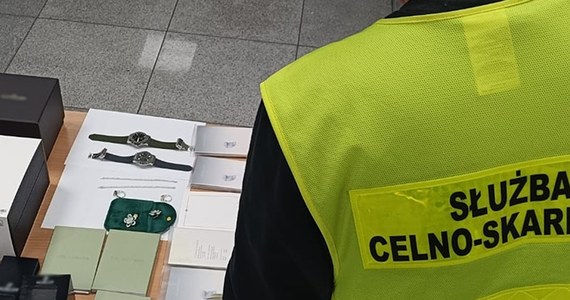 Mazowiecka Krajowa Administracja Skarbowa udaremniła przemyt biżuterii i zegarków wart 1,1 mln zł z Dubaju [Źródło: RMF24]