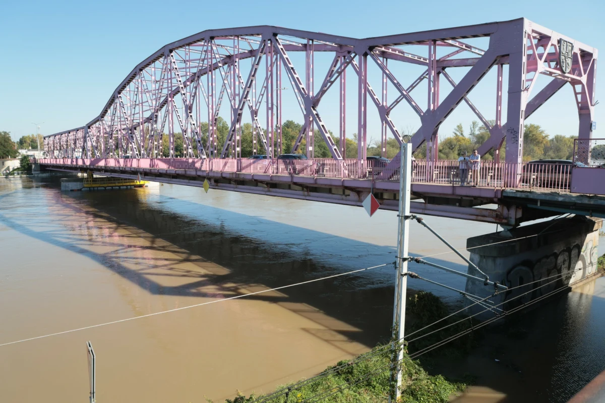 Instytut Meteorologii i Gospodarki Wodnej wydał ostrzeżenia drugiego stopnia przed wezbraniem wód z przekroczeniem stanów ostrzegawczych w zlewni Wkry w województwie mazowieckim. Alerty mają obowiązywać do godz. 8:00 w sobotę.