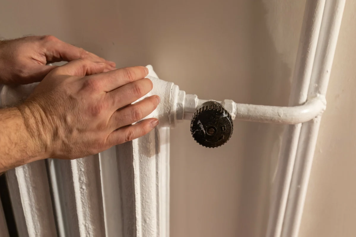 Awaria ciepłownicza w Tarnowskich Górach na Śląsku. Bez ogrzewania i ciepłej wody może być około 13 tys. mieszkańców. Na szczęście zlokalizowano już miejsce, w którym występuje nieszczelność ciepłociągu. 