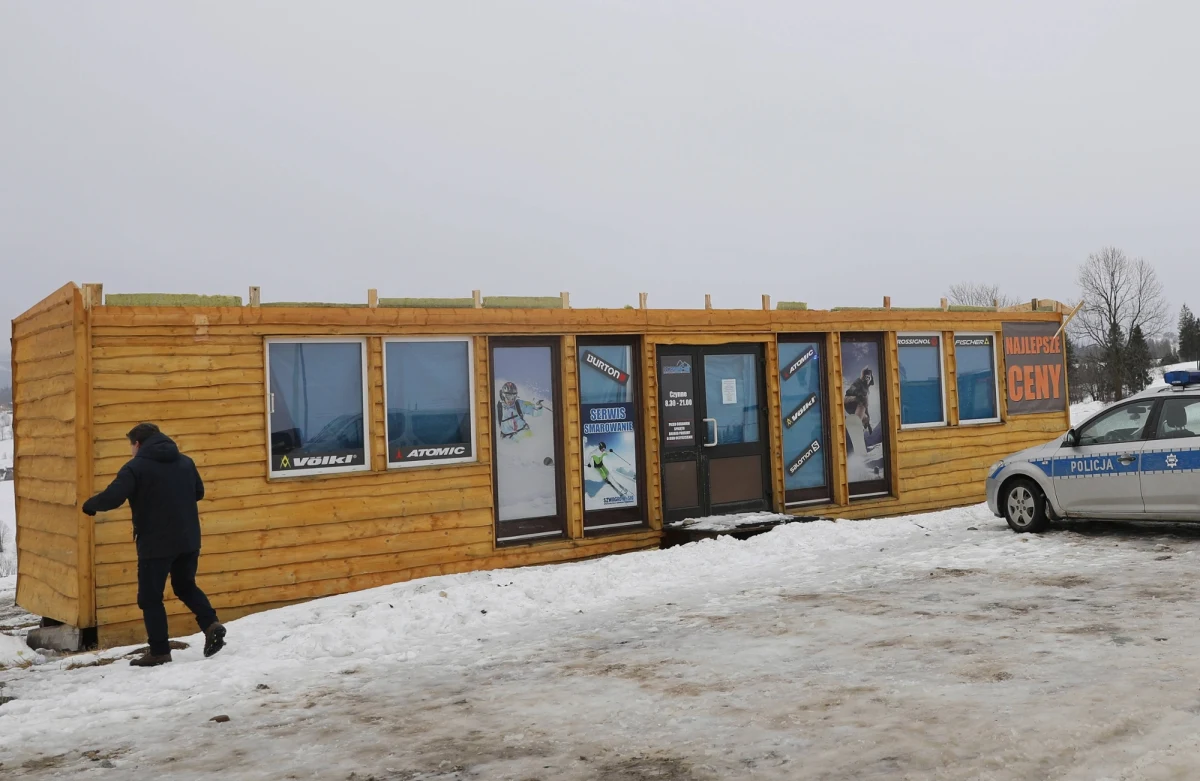 Małopolski nadzór budowlany przygląda się obiektom powstającym przy stokach narciarskich. Chodzi o wiaty bądź altany, które służą w czasie zimowym na przykład za wypożyczalnię sprzętu narciarskiego. W 2020 roku w Bukowinie Tatrzańskiej zerwany dach takiej tymczasowej wypożyczalni zabił trzy osoby.