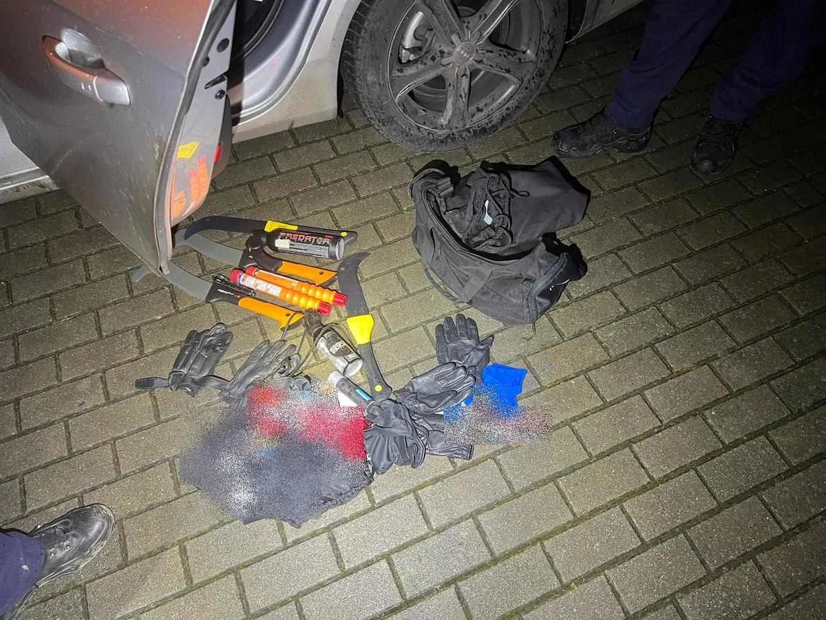 Ograniczenie wolności, areszt lub grzywna nie niższa niż 3 tys. zł - taka kara grozi czterem zatrzymanym w Tarnowie pseudokibicom z Krakowa. Przy mężczyznach, którzy mają od 22 do 35 lat, znaleziono m.in. kilka maczet.