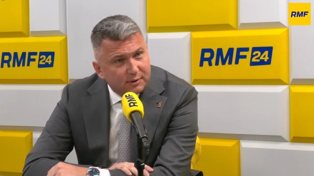 Polscy olimpijczycy dostaną nagrody finansowe do końca lutego - zapowiedział w Porannej rozmowie w RMF FM prezes Polskiego Komitetu Olimpijskiego Radosław Piesiewicz. "Są sponsorzy, są firmy rodzinne (…). Dzięki tym środkom wypłacimy nagrody" - wskazywał urzędnik, odnosząc się również do obecnej sytuacji finansowej PKOl-u. Piesiewicz przyznał też, że kandydaturę prezydenta Andrzeja Dudy do Międzynarodowego Komitetu Olimpijskiego miał sugerować sam MKOl. Gość RMF FM nazwał także ministra sportu "Pinokiem polskiego sportu".