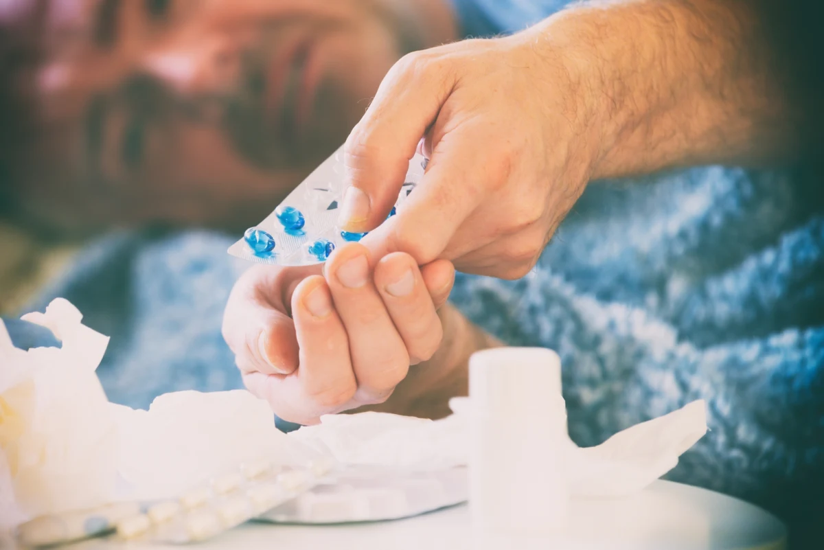 Lekarze alarmują o rosnącej liczbie zachorowań na grypę. Tylko w Warmińsko-Mazurskiem liczba ta - tydzień do tygodnia - wzrosła o 100 procent. Epidemiolodzy radzą, aby z objawami grypy nie chodzić do pracy czy szkoły. Są już przypadki hospitalizacji w związku z powikłaniami.