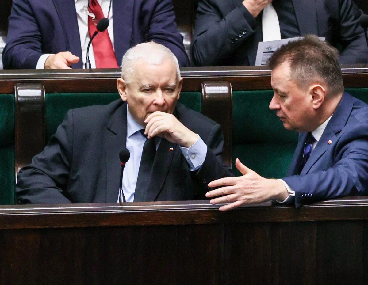 ​Gdyby wybory parlamentarne odbyły się teraz, wygrałoby je Prawo i Sprawiedliwość z poparciem rzędu 32,4 proc. - wynika z opublikowanego w piątek sondażu United Surveys dla WP. Na drugim miejscu uplasowała się Koalicja Obywatelska, która cieszy się poparciem 29,2 proc. ankietowanych, a na trzecim Konfederacja - zagłosowałoby na nią 13,5 proc. badanych.