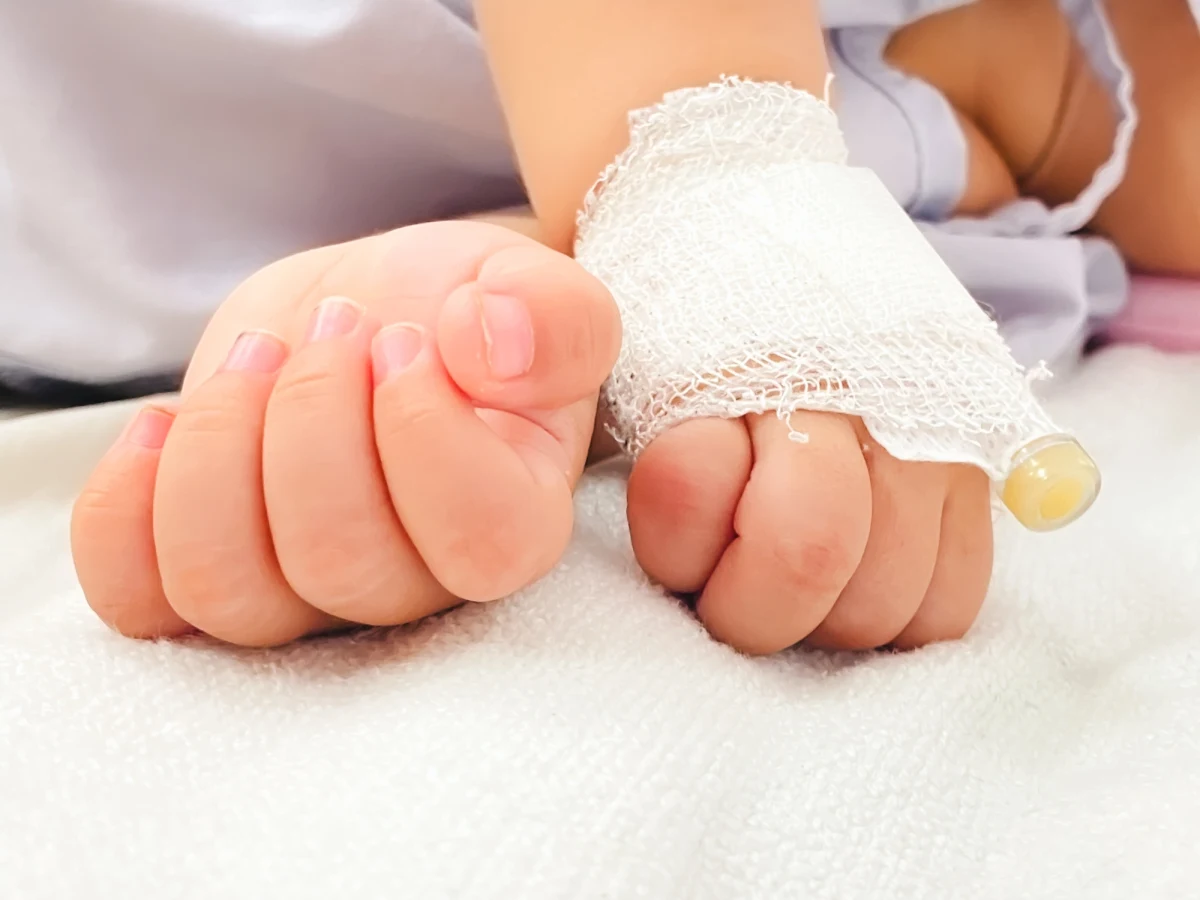 Jest wyrok w sprawie śmierci trzymiesięcznej Jagody z Darłowa. Niemowlę zmarło po miesięcznym pobycie w szpitalu. Sąd Okręgowy w Koszalinie uznał, że rodzice dziecka są winni narażenia go na bezpośrednie niebezpieczeństwo utraty życia. Ojca skazał na dwa lata więzienia, a matkę na rok w zawieszeniu na trzy lata.