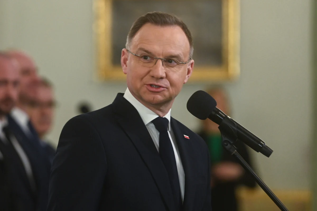 "Żadnemu Żydowi na świecie nie można odmówić możliwości przybycia do Auschwitz" - powiedział Andrzej Duda w wywiadzie dla "Jerusalem Post". Prezydent odrzucił opinie, że skoro Polska zagwarantowała bezpieczną wizytę Benjaminowi Netanjahu, to także Władimir Putin powinien otrzymać gwarancję nietykalności. 