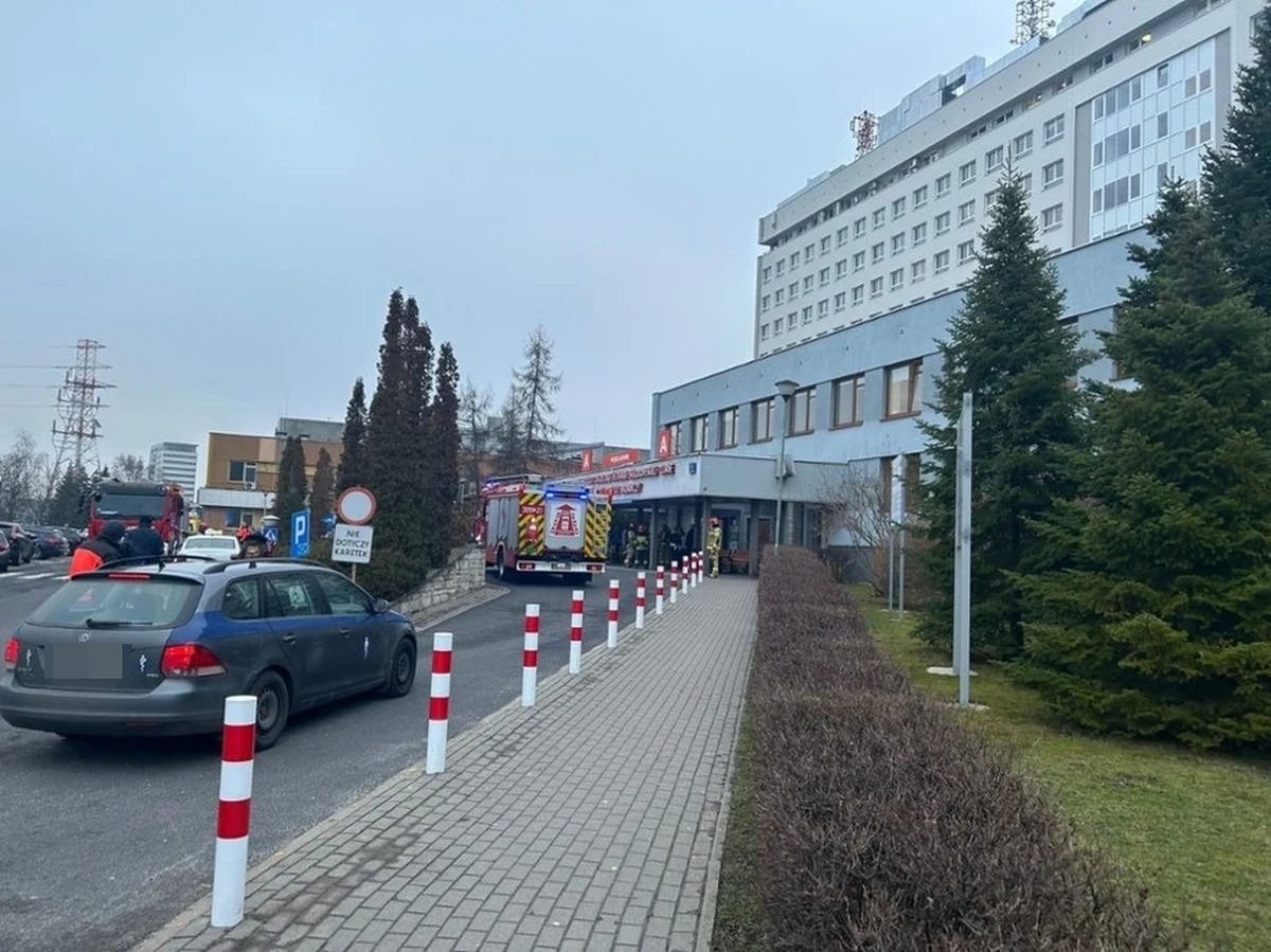 "Wyczuwalny zapach" i "nagły atak kaszlu" były powodem ewakuacji kilkudziesięciu osób przebywających w Narodowym Instytucie Onkologii w Warszawie - dowiedział się reporter RMF FM Michał Dobrołowicz. Na miejscu pojawili się strażacy z grupy chemicznej. Przed godz. 15 sytuacja powoli wróciła do normy.