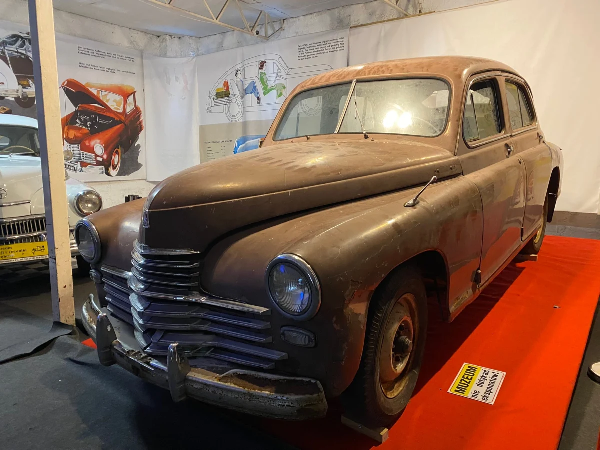 W piątek przypada 75. rocznica powstania przedsiębiorstwa FSO, czyli Fabryki Samochodów Osobowych. Ten niezwykle ważny rozdział w historii polskiej motoryzacji oraz samochody takie jak warszawa czy syrena wspominamy dziś z sentymentem. W Radiu RMF24 Patryk Mikiciuk, dziennikarz motoryzacyjny i współzałożyciel Muzeum Motoryzacji i Techniki w Otrębusach przybliżył okoliczności towarzyszące ich początkom. "Cała Polska była niezwykle dumna, jak to budowali" - mówił gość Michała Zielińskiego.