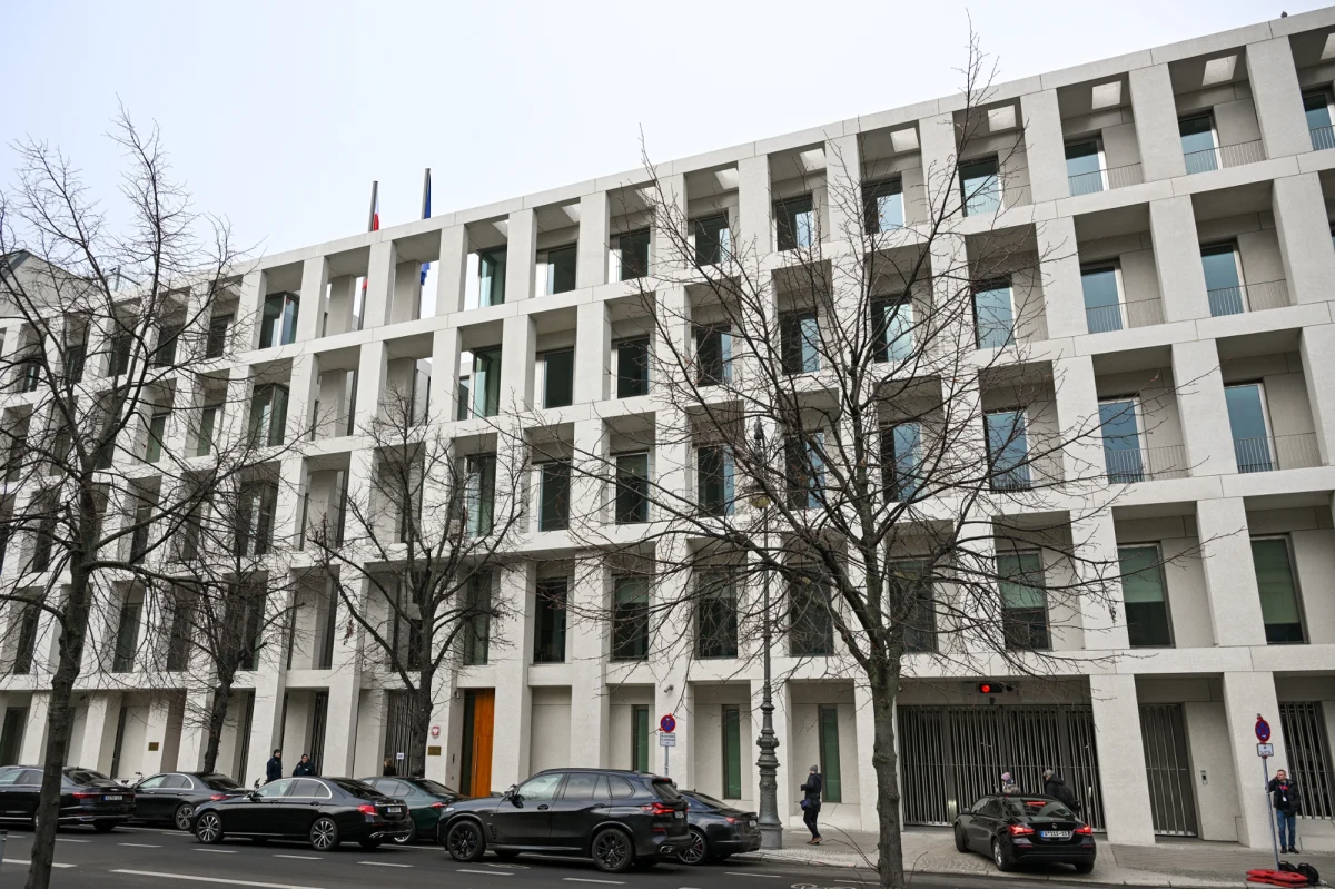 Radosław Sikorski otworzył w Berlinie nową siedzibę ambasady RP przy reprezentacyjnej alei Unter den Linden, w pobliżu Bramy Brandenburskiej. Szef MSZ podkreślił, że nowy budynek ambasady nie jest zwykłym obiektem, ale symbolem polsko-niemieckich relacji.