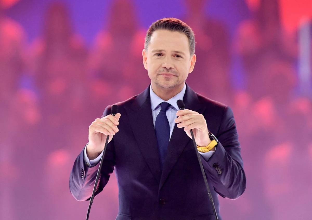 "Jeżeli chodzi o świadczenia takie jak 800 plus dla Ukraińców, one się powinny należeć wtedy, jeżeli Ukraińcy będą mieszkać w Polsce i płacić w Polsce podatki" - powiedział kandydat KO na prezydenta Rafał Trzaskowski, który spotkał się z mieszkańcami Puńska w woj. podlaskim.