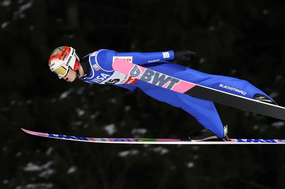 Paweł Wąsek był najlepszym z Polaków w piątkowych kwalifikacjach do niedzielnego konkursu PŚ w skokach w Zakopanem. Wygrał Austriak Daniel Tschofenig. Trener Biało-Czerwonych ogłosił skład na sobotni konkurs drużynowy.