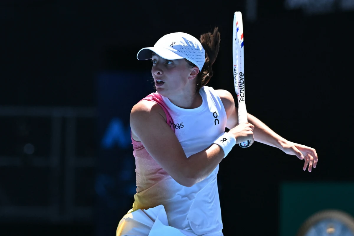 Wiceliderka światowego rankingu Iga Świątek pokonała Brytyjkę Emmę Raducanu 6:1, 6:0 i awansowała do 1/8 finału wielkoszlemowego turnieju tenisowego Australian Open w Melbourne. 
23-letnia Polka potrzebowała zaledwie 70 minut do odniesienia łatwego zwycięstwa. Kolejną rywalką Polki będzie Niemka Eva Lys.