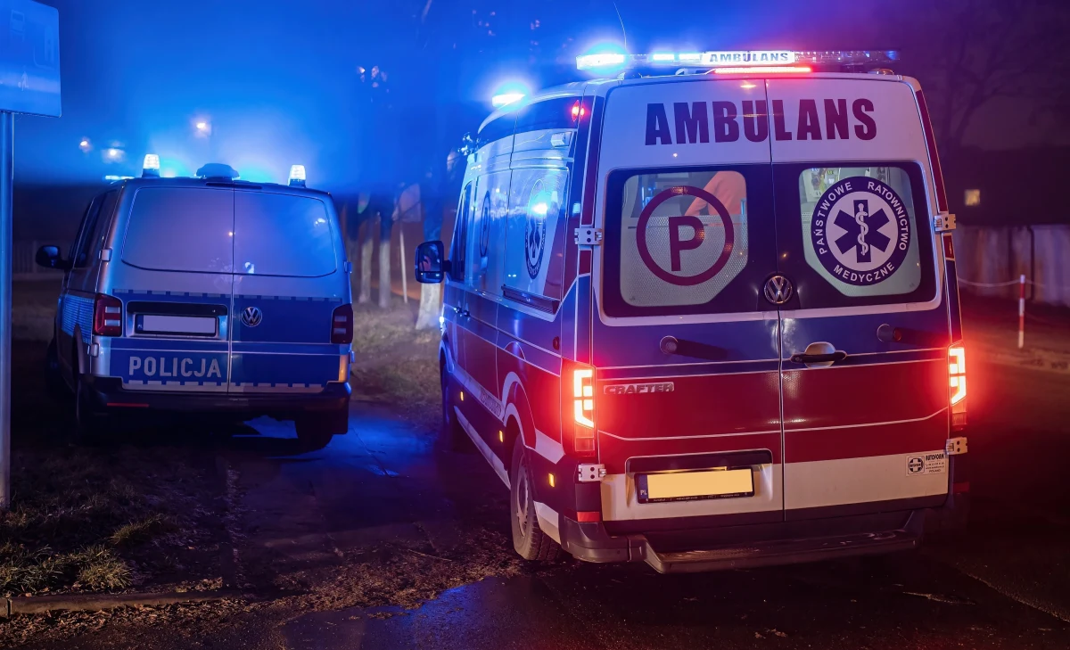 Policjanci z komisariatu w Tłuszczu (woj. mazowieckie) zatrzymali 37-letniego kierowcę, który potrącił dwie kobiety idące poboczem, a następnie odjechał z miejsca zdarzenia. Jak się okazało, był pijany - miał ponad 3 promile alkoholu.