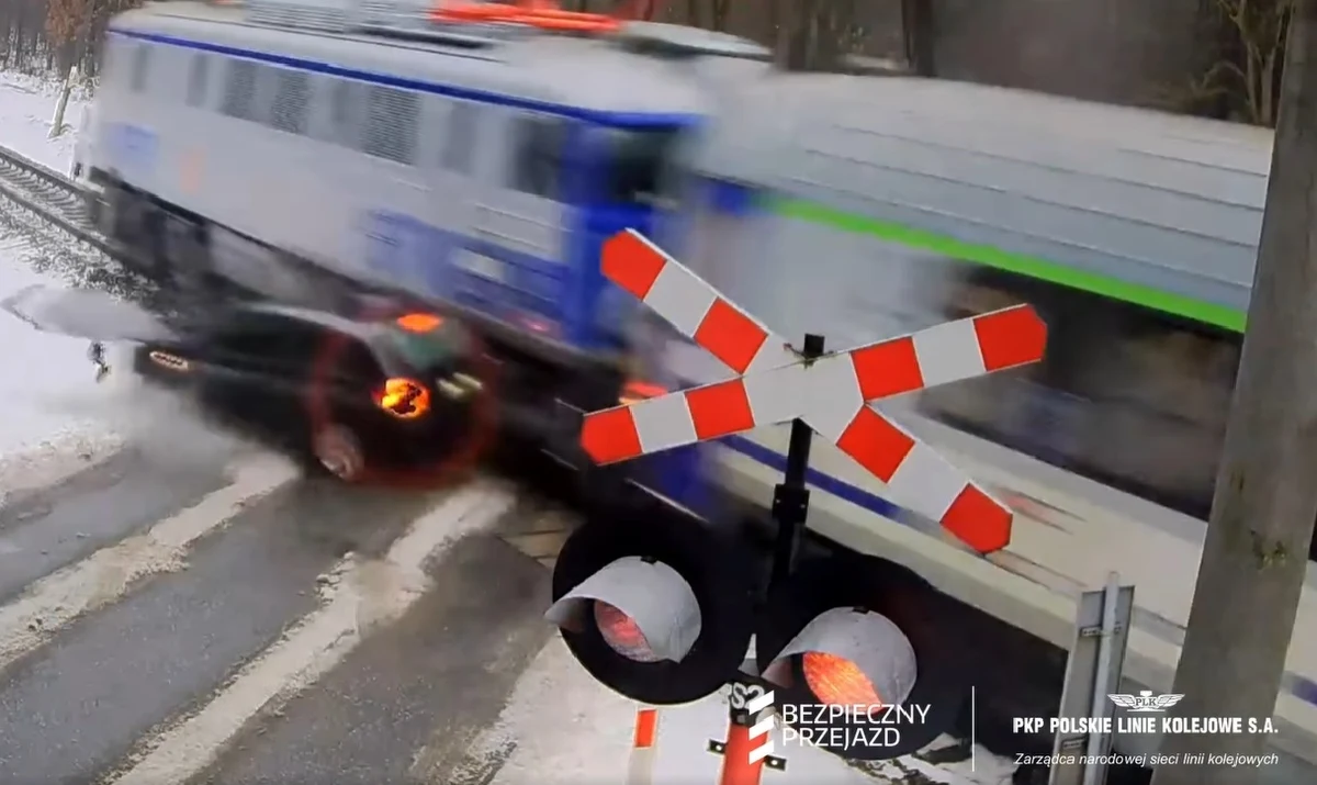 Szokujący wypadek w Ozimku (Opolskie). Kierujący samochodem osobowym, mimo czerwonego światła, wjechał wprost pod nadjeżdżający pociąg. Ranny kierowca trafił do szpitala.
