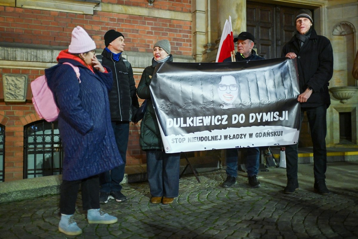 Kilkadziesiąt osób uczestniczyło w piątkowej manifestacji pn. "Dulkiewicz do dymisji", którą zorganizowali radni PiS Przemysław Majewski i Andrzej Skiba przed siedzibą Rady Miasta Gdańska. W czwartek prezydent Gdańska Aleksandra Dulkiewicz opublikowała screeny gróźb kierowanych pod jej adresem. 