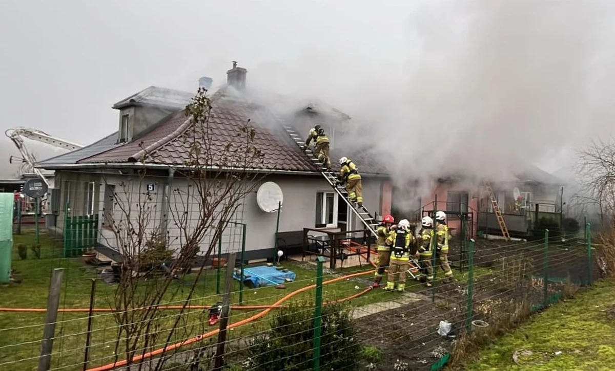 Groźny pożar w Wałczu Drugim w Zachodniopomorskiem. Ogień wybuchł w budynku wielorodzinnym. Jeszcze przed przyjazdem straży pożarnej ewakuowało się z niego 11 osób.