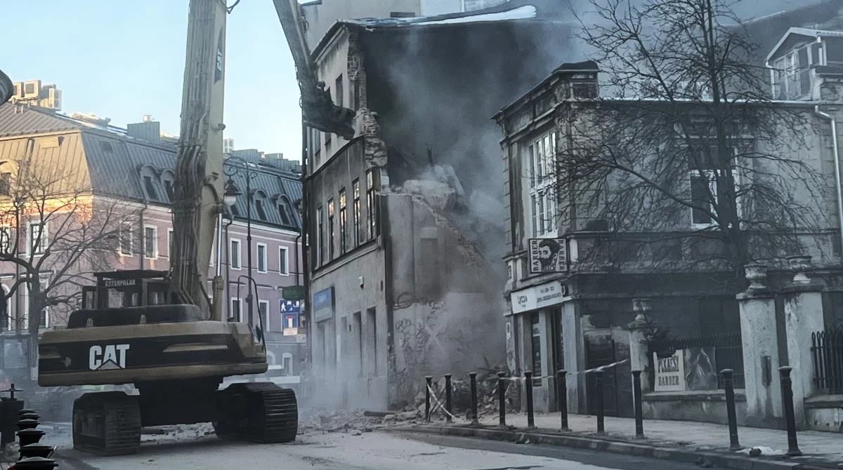 W niedzielę rano w centrum Lublina wznowiona ma być rozbiórka kamienicy, która częściowo zawaliła się po tym, jak jej fundamenty zostały podmyte przez wodę wyciekającą z miejskiej sieci. Ulica Bernardyńska pozostaje zamknięta dla ruchu.