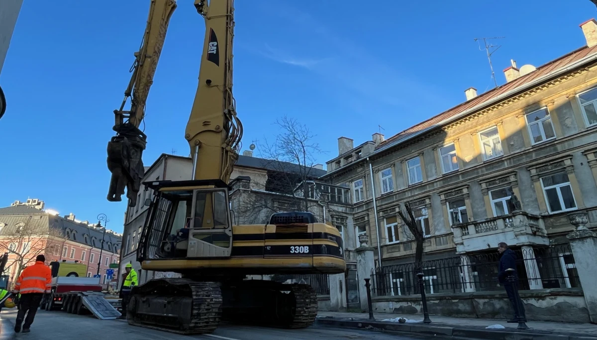 Przy ul. Bernardyńskiej w centrum Lublina rozpoczęła się rozbiórka kamienicy. Potwierdziły się tym samym nieoficjalne doniesienia RMF FM. O wyburzeniu budynku zdecydował nadzór budowlany. Doszło tam do uszkodzenia sieci wodociągowej. O 2 w nocy odpadła część ściany kamienicy, po godz. 8 runął znacznie większy jej fragment.