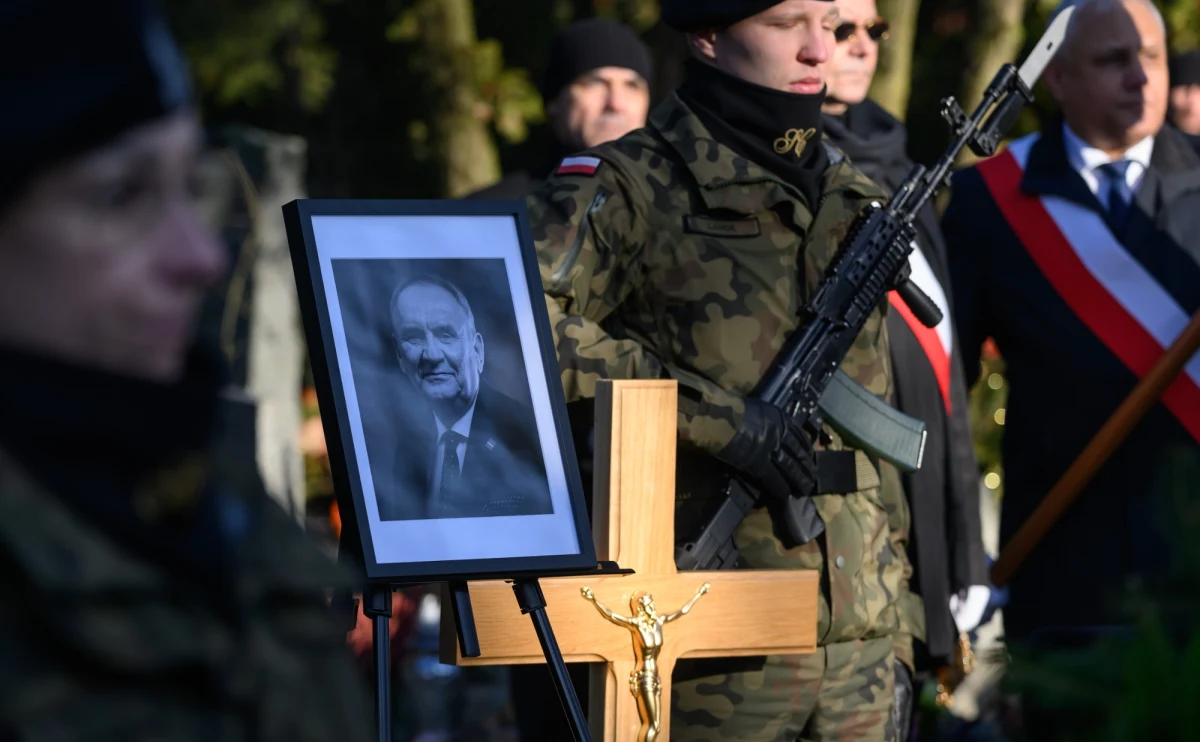 Były prezes Polskiego Komitetu Olimpijskiego Andrzej Kraśnicki w sobotę został pochowany na Cmentarzu Sołackim w Poznaniu. "Całe swoje życie zawodowe poświęcił rozwijaniu polskiego sportu" - powiedział w czasie uroczystości prezydent Andrzej Duda.