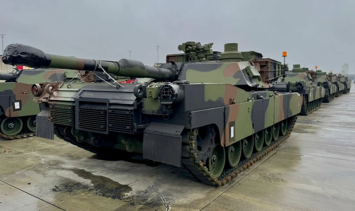 Szef MON Władysław Kosiniak-Kamysz poinformował w sobotę wieczorem, że pierwsze czołgi wersji M1A2SEPv3 Abrams są już w Polsce. Dodał, że 28 abramsów przejdzie przegląd, a potem trafią na służbę do Wojska Polskiego, a docelowo będziemy mieć 250 takich maszyn.