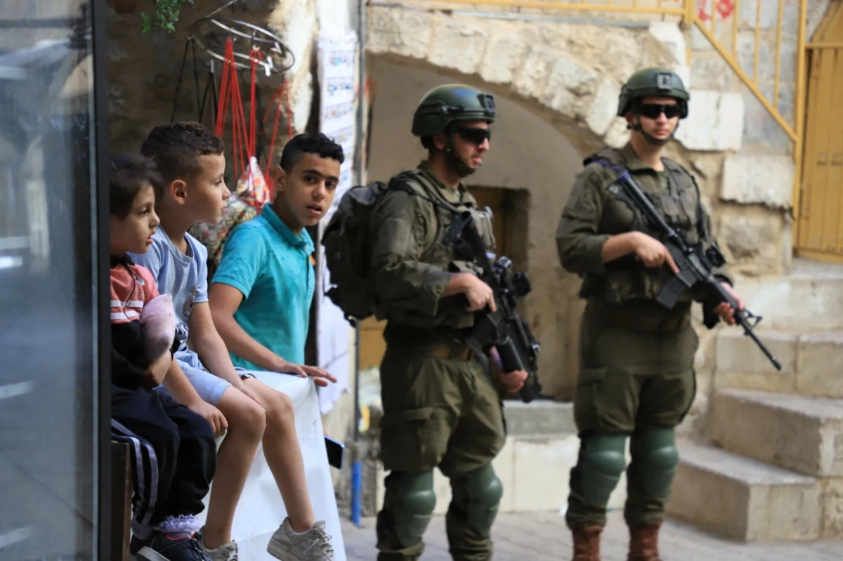 Siły izraelskie rozpoczęły wycofywanie się ze wschodniego Rafah - miasta w Autonomii Palestyńskiej przy granicy z Egiptem. Hamas miał przedstawić dane trzech pierwszych uwolnionych zakładników, jednak powołał się na "problemy techniczne", które uniemożliwiły przekazanie listy jeńców. Premier Izraela Benjamin Netanjahu ogłosił, że dopóki nazwiska porwanych nie zostaną przekazane stronie katarskiej, która pełniła rolę pośrednika w negocjacjach, rozejmu nie będzie. Wejście w życie porozumienia o zawieszeniu broni w Strefie Gazy zostało odsunięte w czasie.