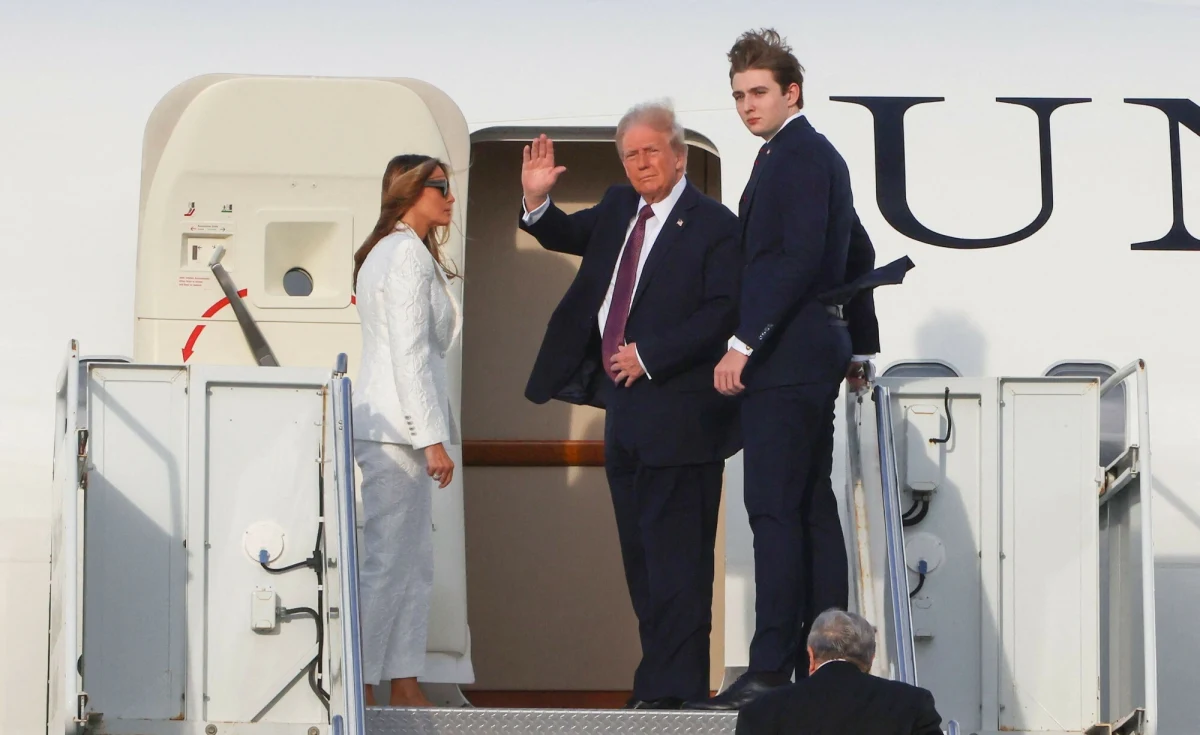 Prezydent Donald Trump przybył do Waszyngtonu z Palm Beach na Florydzie, gdzie spędził czas przygotowując się do przejęcia władzy. Towarzyszą mu żona Melania, córka Ivanka i jej mąż Jared Kushner. W poniedziałek Donald Trump zastąpi ustępującego ze stanowiska prezydenta USA Joe Bidena.