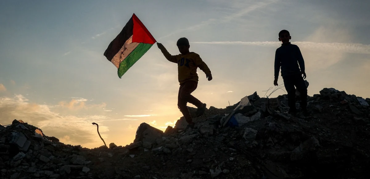 Zawieszenie broni w Strefie Gazy weszło w życie. Nazwiska izraelskich zakładników, którzy mają zostać uwolnieni w pierwszej turze wymiany zostały przekazane stronie izraelskiej - podało biuro premiera Benjamina Netanjahu. Tuż po tym, gdy rano szef izraelskiego ogłosił fiasko zawieszenia broni w Strefie Gazy, Izrael przeprowadził ataki z powietrza, w wyniku których zginęli Palestyńczycy. Do dymisji podał się minister bezpieczeństwa Izraela, a koalicję rządzącą w kraju opuściła partia Ocma Jehudit.