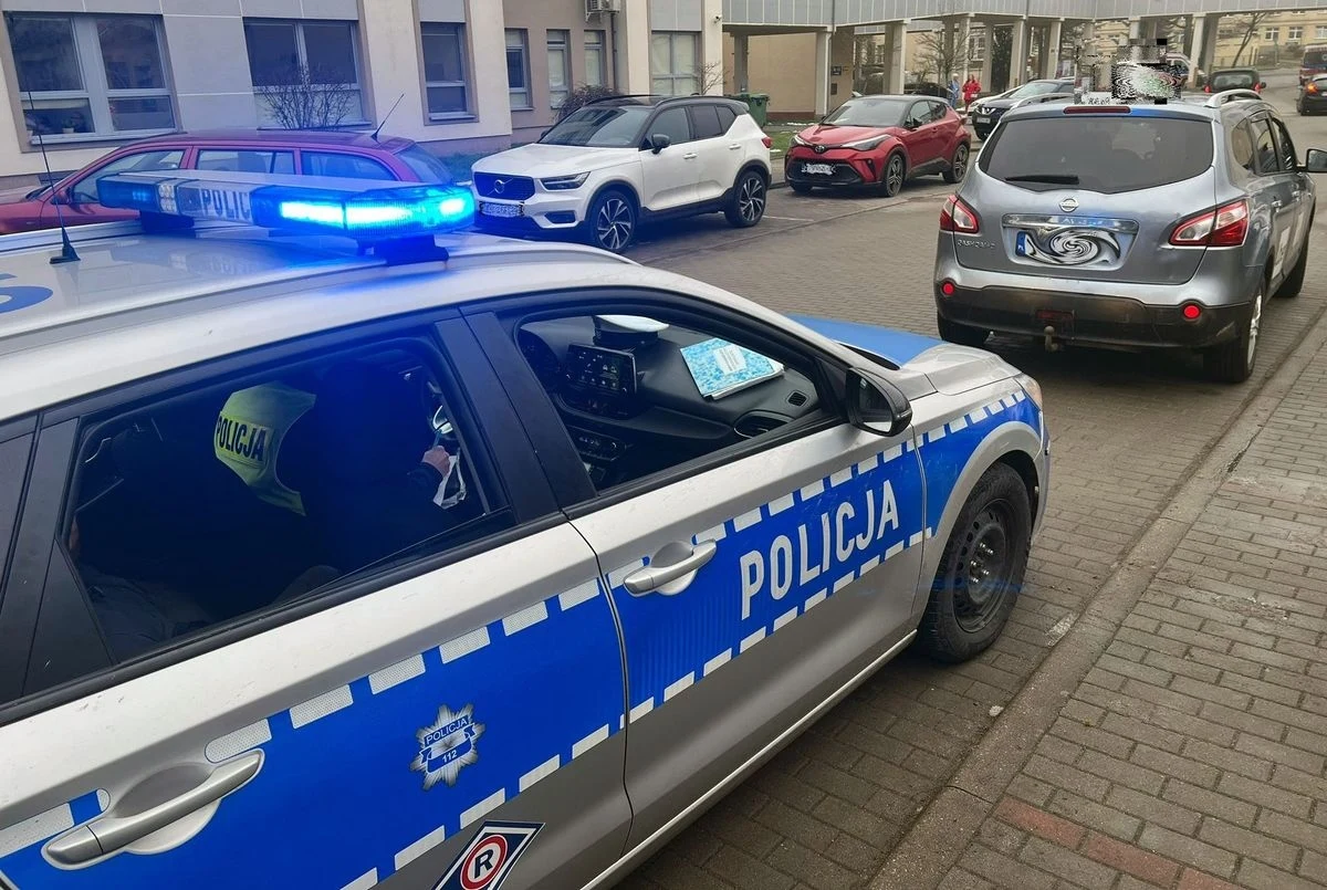 Policjanci w Koszalinie (woj. zachodniopomorskie) zatrzymali do kontroli taksówkarza, który był w trakcie kursu. Okazało się, że 43-letni kierowca przewoził pasażerów mając 2,4 promila alkoholu. Mężczyźnie zostało już odebrane prawo jazdy, grozi mu do 3 lat więzienia. 