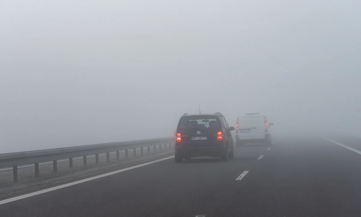 Instytut Meteorologii i Gospodarki Wodnej wydał ostrzeżenia I stopnia przed gęstą mgłą ograniczającą widzialność do poniżej 200 m. Synoptycy informują, że lokalnie mgła może zamarzać, co może powodować gołoledź. Alertami objęto powiaty w 15 województwach. 