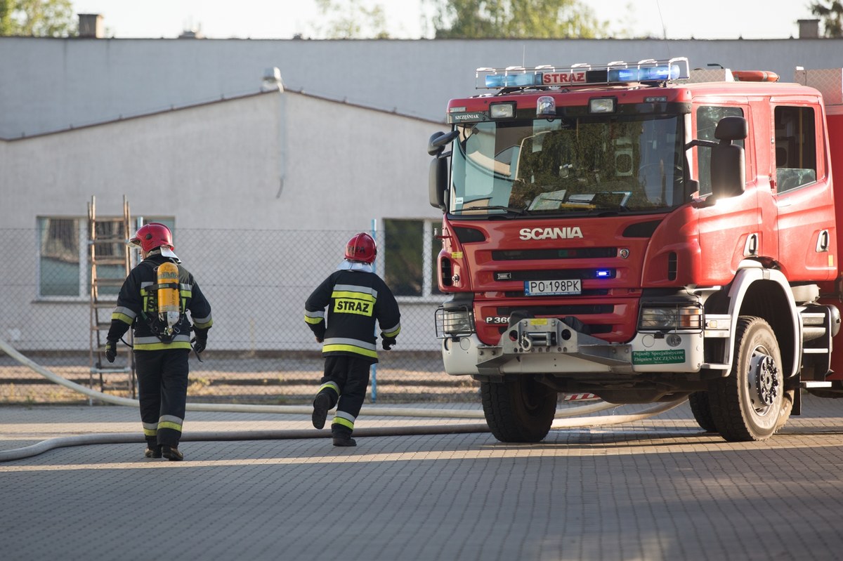 12 jednostek straży pożarnej pracuje przy pożarze hali magazynowej przy ulicy Ziemowita w Iławie (woj. warmińsko-mazurskie). Znajduje się tam siedziba hurtowni sprzętu elektrycznego, a także prowadzone są remonty łodzi. Około godz. 15:45 otrzymaliśmy informację, że strażakom udało się opanować ogień.