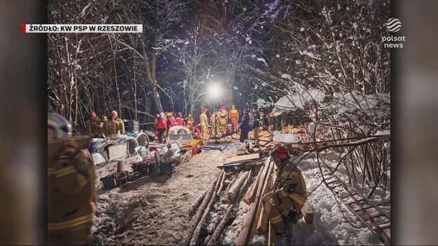 Był przysypany do pasa na głębokości sześciu metrów. Do tego wypadku doszło w miejscowości Golcowa na Podkarpaciu, podczas wykopywania studni. Akcja ratunkowa była trudna, bo mężczyźnie groziło wychłodzenie, a ziemia cały czas się osuwała. Po siedmiu godzina udało się go wyciągnąć. Materiał dla "Wydarzeń" przygotowała Katarzyna Szczyrek.