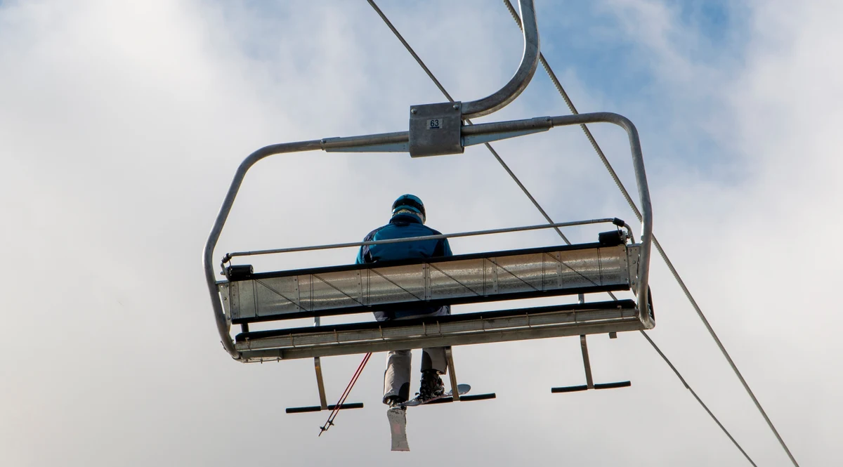 Ośmioletnia dziewczynka wypadła z wyciągu krzesełkowego w Białce Tatrzańskiej. Dziecko spadło z wysokości około 10 metrów. Helikopter przetransportował je do szpitala.