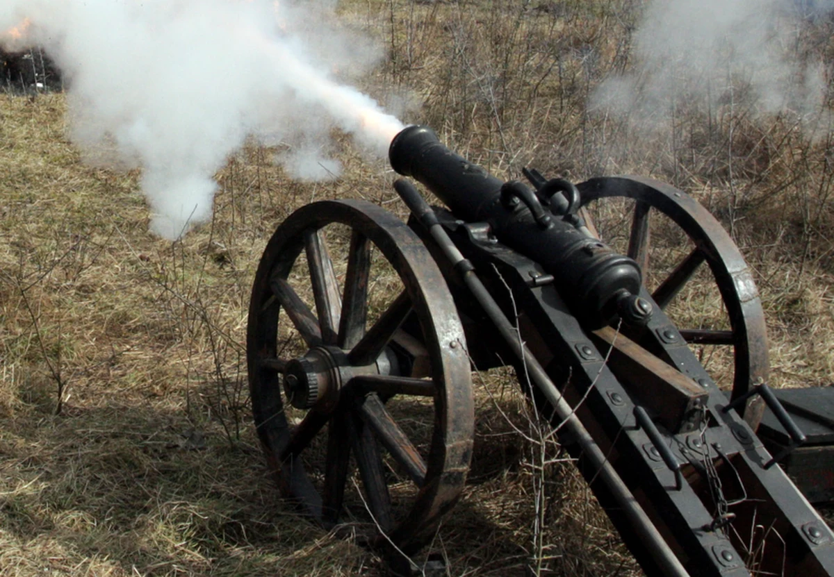 45-latek został ranny podczas rekonstrukcji potyczki związanej z obchodami powstania styczniowego w Zwierzyńcu na Lubelszczyźnie. Według wstępnych ustaleń w czasie nabijania armaty doszło do samozapłonu ładunku. Zranił on w rękę członka grupy rekonstrukcyjnej.