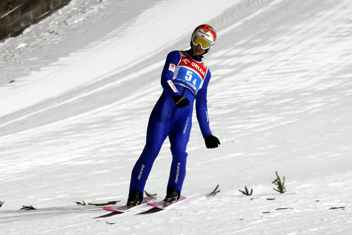 Paweł Wąsek był piąty, Kamil Stoch 24., a Dawid Kubacki 26. w niedzielnym konkursie Pucharu Świata w skokach narciarskich w Zakopanem. Aleksander Zniszczoł i Jakub Wolny odpadli po pierwszej serii. Zwyciężył Austriak Daniel Tschofenig.