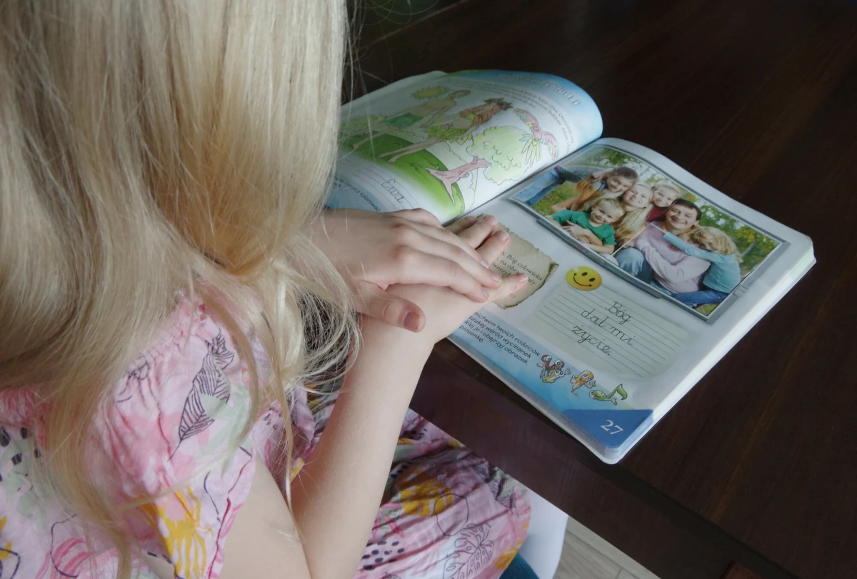 Prezydium Konferencji Episkopatu Polski stwierdziło w niedzielę, że rozporządzenie MEN zakładające, że od 1 września br. będzie jedna godzina tygodniowo religii lub etyki, jest "aktem bezprawnym". Oczekujemy, że MEN odstąpi od podejmowania działań konfrontacyjnych wobec osób wierzących - dodało Prezydium.