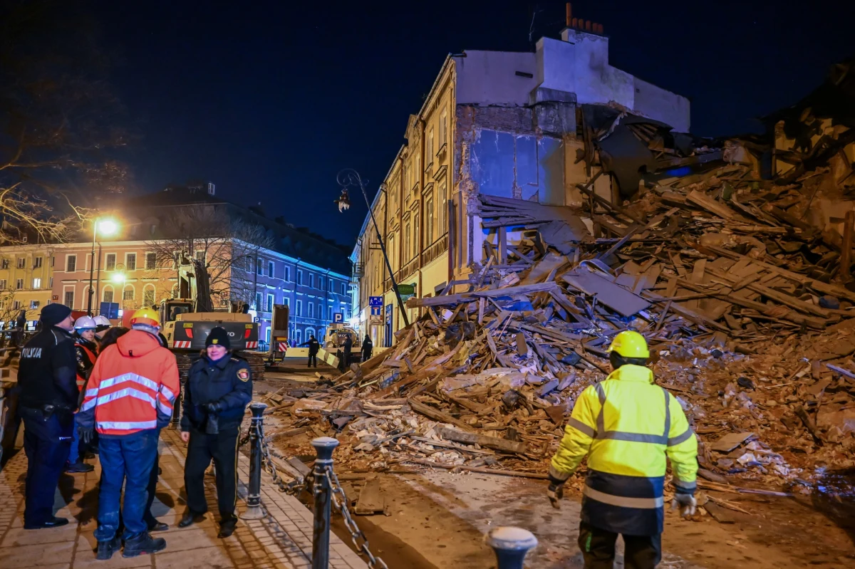 Kamienica przy ul. Bernardyńskiej 10 w Lublinie została rozebrana. W poniedziałek z miejsca, w którym stała, ma zostać usunięte gruzowisko - dowiedziała się PAP. W weekend zawaliła się ściana budynku, którego piwnice zostały wcześniej zalane z powodu awarii sieci wodociągowej.