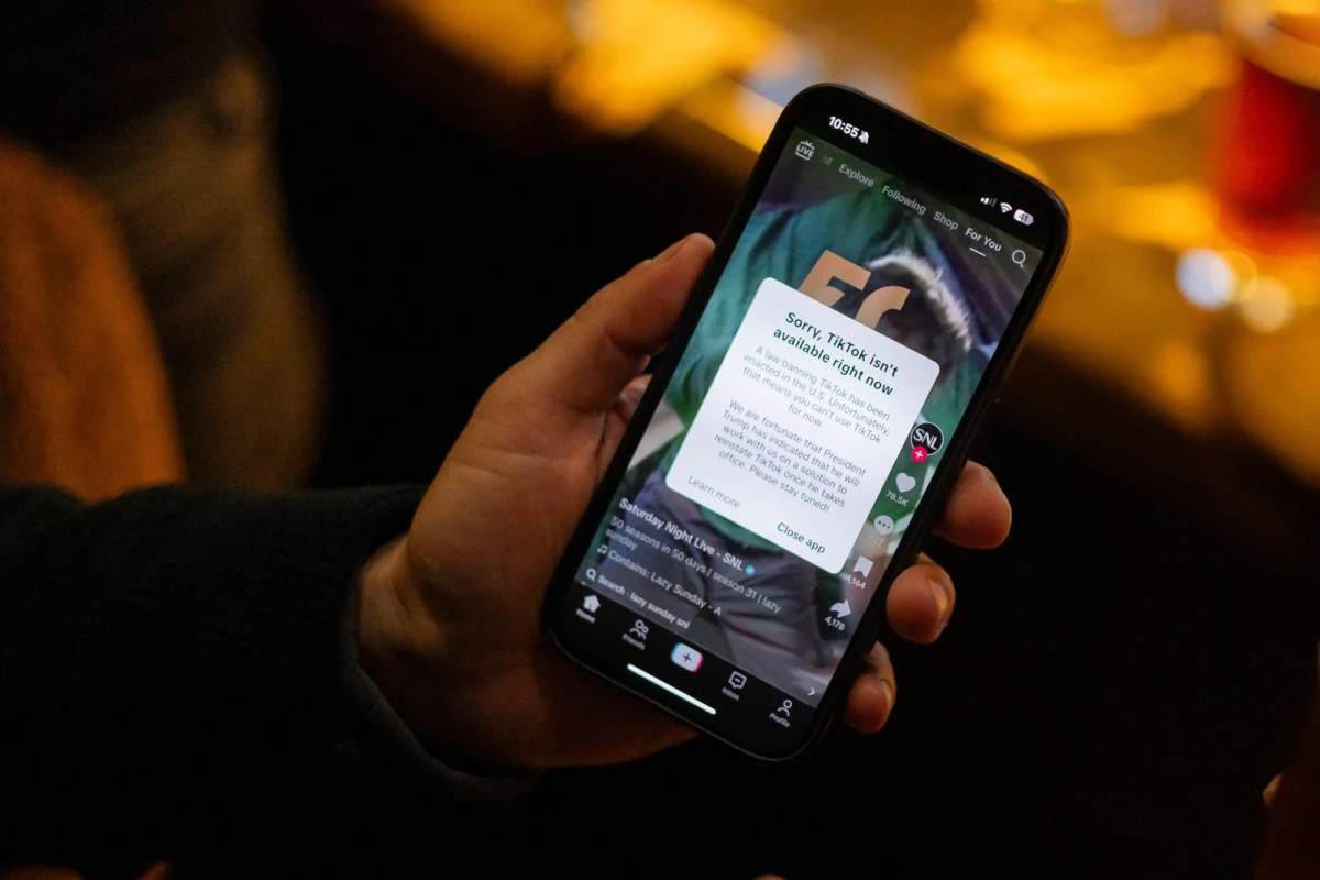 TikTok poinformował w niedzielę, że przywraca funkcjonowanie aplikacji w Stanach Zjednoczonych. Stało się to po zapowiedzi Donalda Trumpa o ochronie firm przed odpowiedzialnością za łamanie prawa zakazującego dostarczania tego serwisu. 