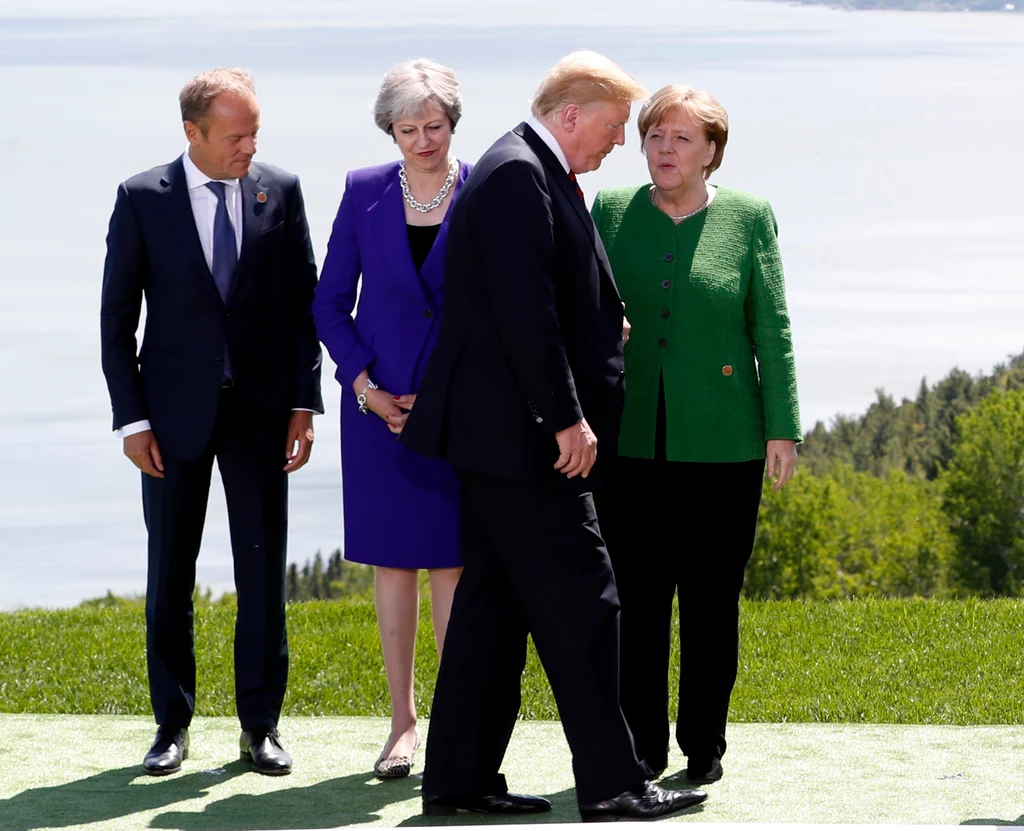 Donald Trump podczas szczytu G7 w 2018 roku. Obok Donald Tusk, wówczas szef Rady Eiuropejskiej, ówczesna premier Wielkiej Brytanii Theresa May oraz ówczesna kanclerz Niemiec Angela Merkel