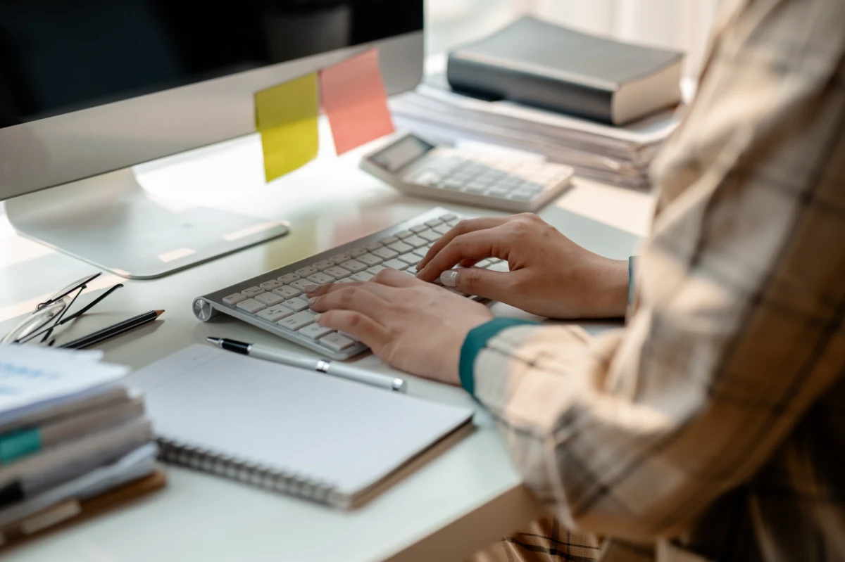Wysyłka cyfrowego listu za pomocą obowiązujących od początku roku e-Doręczeń trwa nawet kilka dni, o ile po drodze pismo nie zgubi się w systemie. Urzędnicy drżą o terminy doręczeń i los postępowań - pisze "Dziennik Gazeta Prawna".