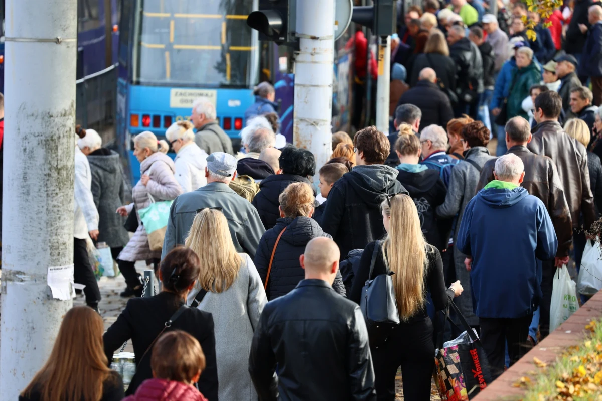 Blue Monday, czyli najbardziej depresyjny dzień w roku, to mit. "Nie ma poparcia w badaniach naukowych" - mówi psycholog Tomasz Rachwalski. Blue Monday wymyślił w 2005 r. Brytyjczyk Cliff Arnall dla firmy zajmującej się podróżami. Miał to być najlepszy dzień na rezerwację czy zakup wycieczki.