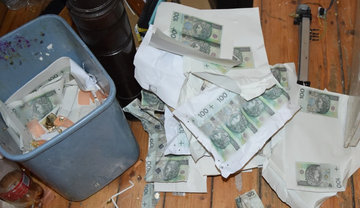 Policjanci zlikwidowali nielegalną drukarnię fałszywych banknotów na warszawskim Bemowie. Zatrzymali cztery osoby. Grozi im do 10 lub 25 lat więzienia.