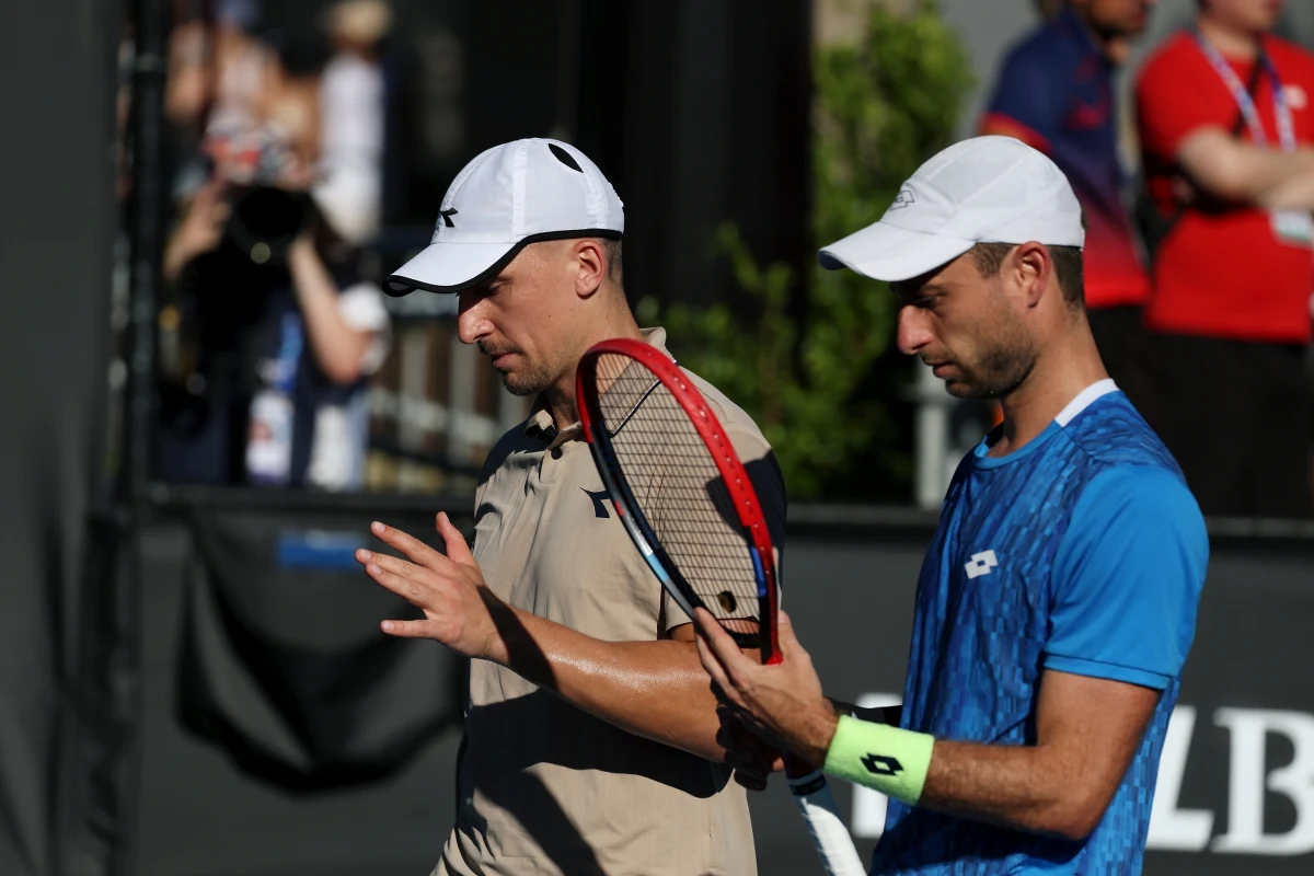 Jan Zieliński i Belg Sander Gille odpadli w 1/8 finału debla w turnieju tenisowym Australian Open w Melbourne. W poniedziałek nie udało im się pokonać Niemców Kevina Krawietza i Tima Puetza 7:6 (7-4), 4:6, 4:6. Później Polak rozegrał jeszcze mecz w mikście, niestety i tym razem się nie udało. 