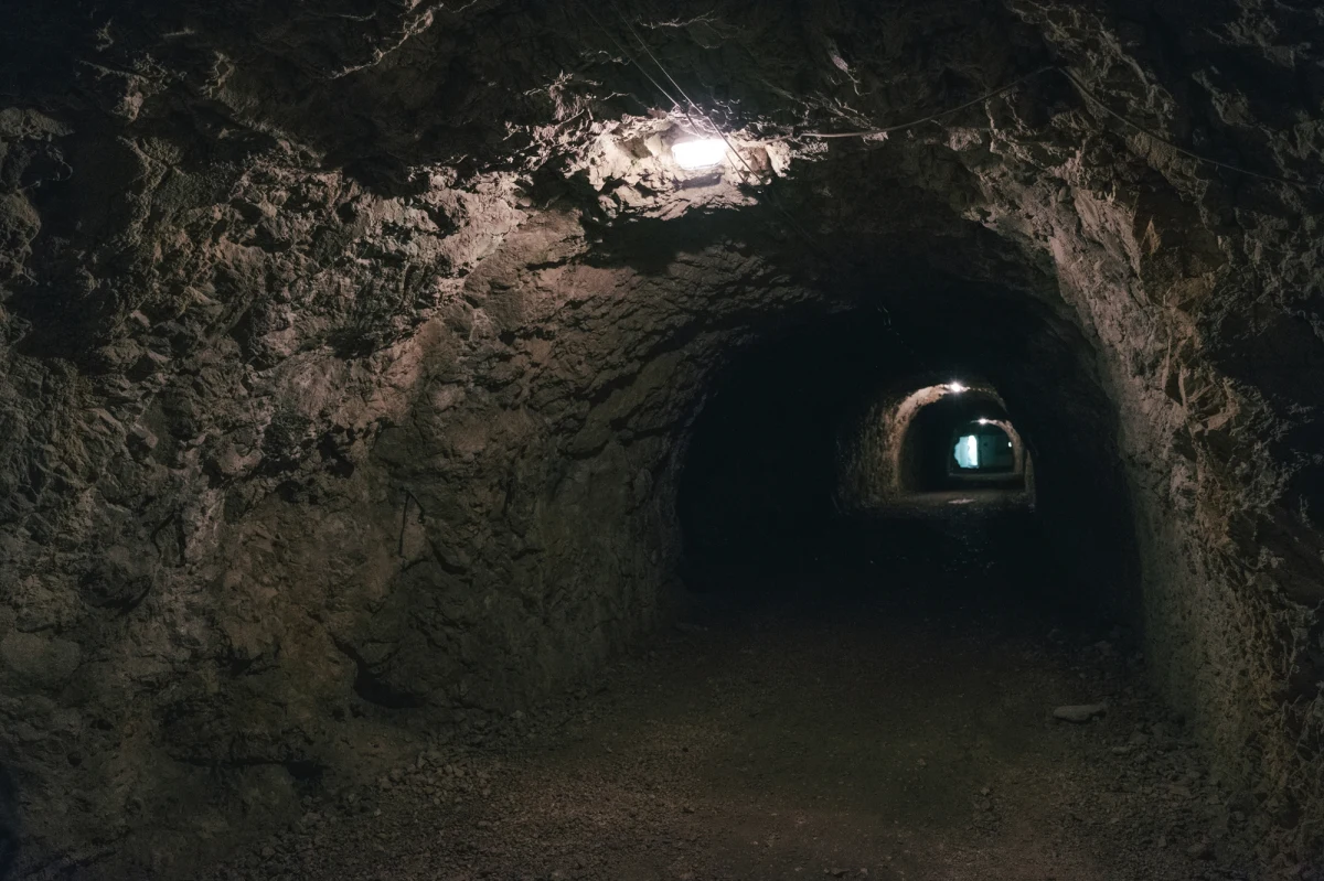 Nielegalny tunel na granicy USA i Meksyku wykorzystywany przez przemytników, został odkryty przez amerykańską straż graniczną. Był ukryty w systemie kanalizacji deszczowej, ma 300 metrów długości i został wyposażony w oświetlenie, wentylację oraz wzmocnienia.