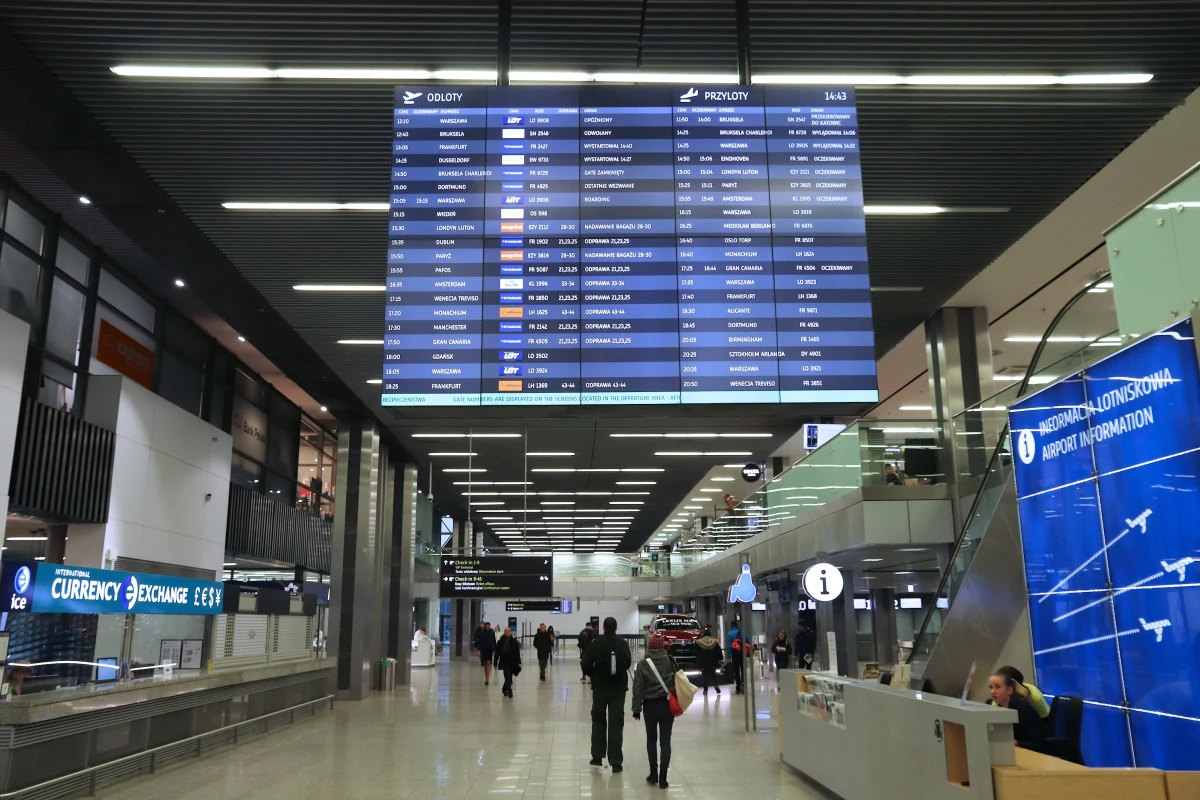 "Warunki pogodowe uległy poprawie. Odbywają się starty i lądowania. Prosimy o bieżące monitorowanie statusów rejsów" - poinformowało w poniedziałek przed godz. 11 krakowskie lotnisko w Balicach. Od rana gęsta mgła paraliżowała tam ruch lotniczy. Rozładowanie lotniskowych korków, które powstały, jeszcze trochę potrwa. Na podróż wciąż czekają setki pasażerów. 