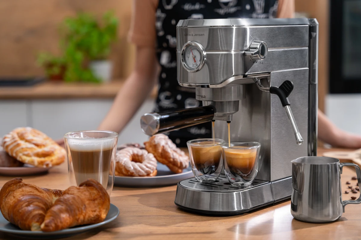 Nie ma to jak pyszna kawa! Zwłaszcza jeśli jest aromatyczna i pobudzająca do aktywnego rozpoczęcia dnia. Sprawdź, które ekspresy warto kupić, aby cieszyć się jakością i atrakcyjną ofertą. A jeśli jeszcze nie korzystasz z aplikacji Media Expert, to najwyższy czas zacząć! Odkrywaj więcej korzyści i rób zakupy jeszcze wygodniej niż do tej pory!