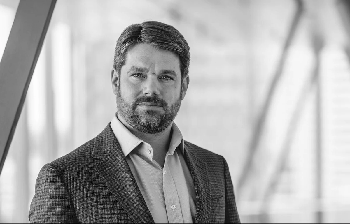 Klemens Haselsteiner, szef koncernu Strabag, zmarł nagle w piątek w wieku 44 lat podczas pobytu w austriackim uzdrowisku w Obervellach. Jako przyczynę śmierci podano tętniaka mózgu.