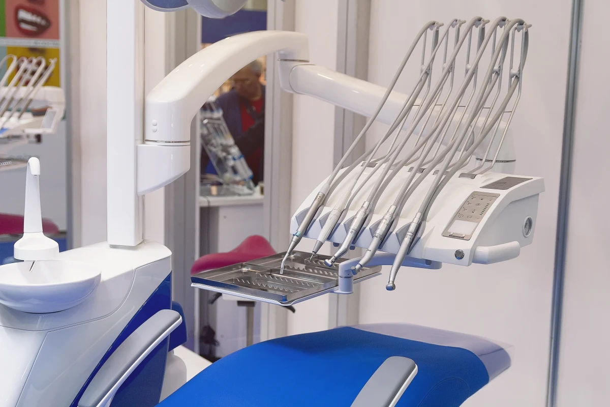 ​Ponad milion złotych wyłudził z Narodowego Funduszu Zdrowia dentysta z Pomorza. Lekarz wystawiał rachunki za zabiegi, których w rzeczywistości nie wykonywał. Żmudne śledztwo w tej sprawie prowadzili koszalińscy policjanci. 